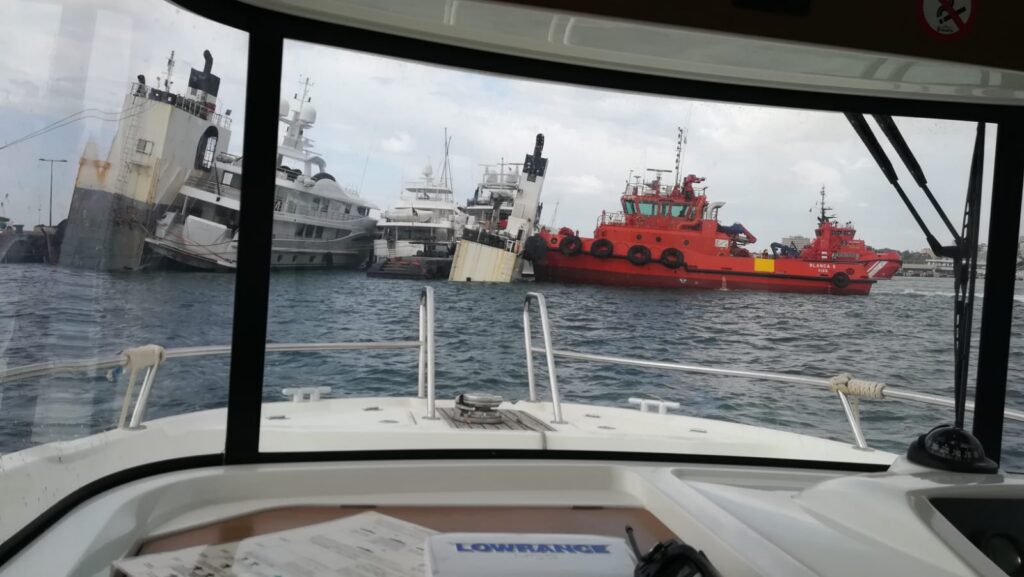 Un buque de transporte de yates, a punto de hundirse en Palma