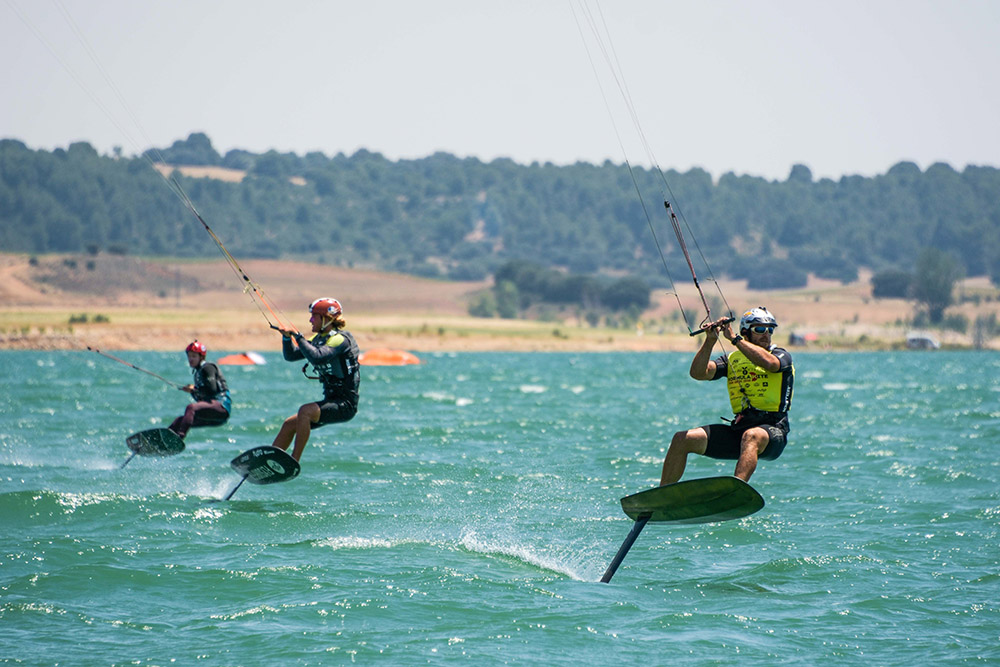 Los favoritos dominan en el estreno de la Formula Kite en Alarcón