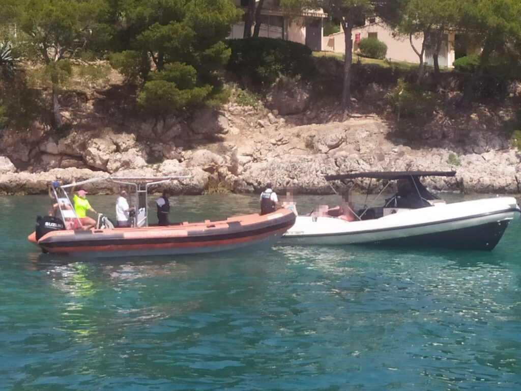 ¿Puede la policía local pedirle papeles en el mar?