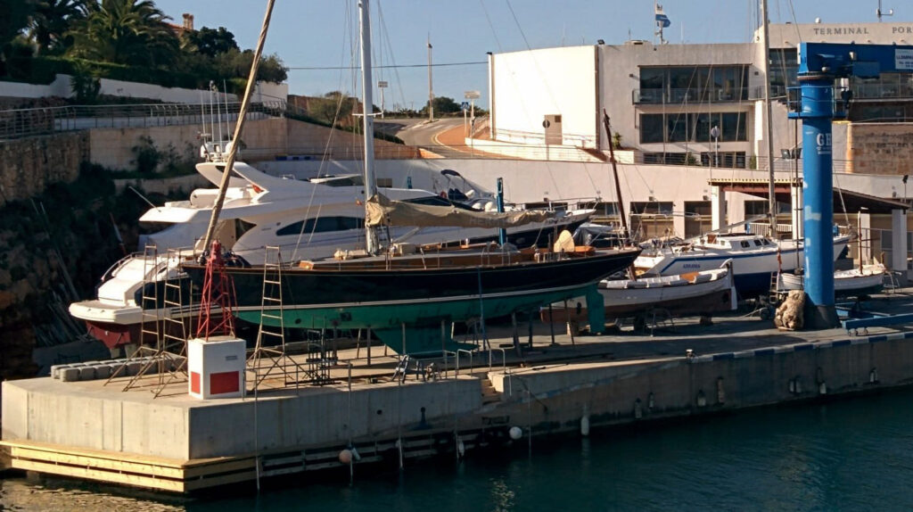 Amics de la Mar de Menorca apoya el trabajo de Astilleros Llompart