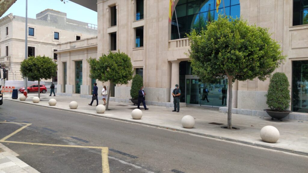 Juan Gual acude a trabajar con normalidad tras recibir el respaldo de la presidenta Armengol