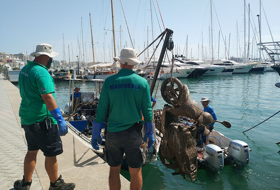 Marina Port de Mallorca y Palma Cuarentena limpian su fondo marino