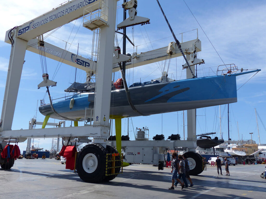Didac Costa pone a punto su IMOCA en el varadero de STP