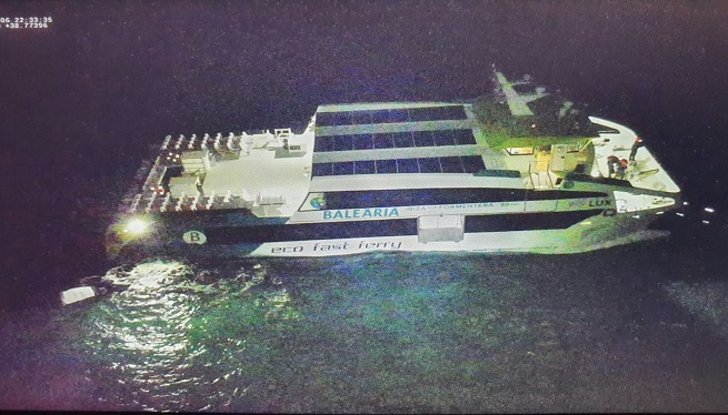 El capitán decidió encallar el ferry para evitar su hundimiento