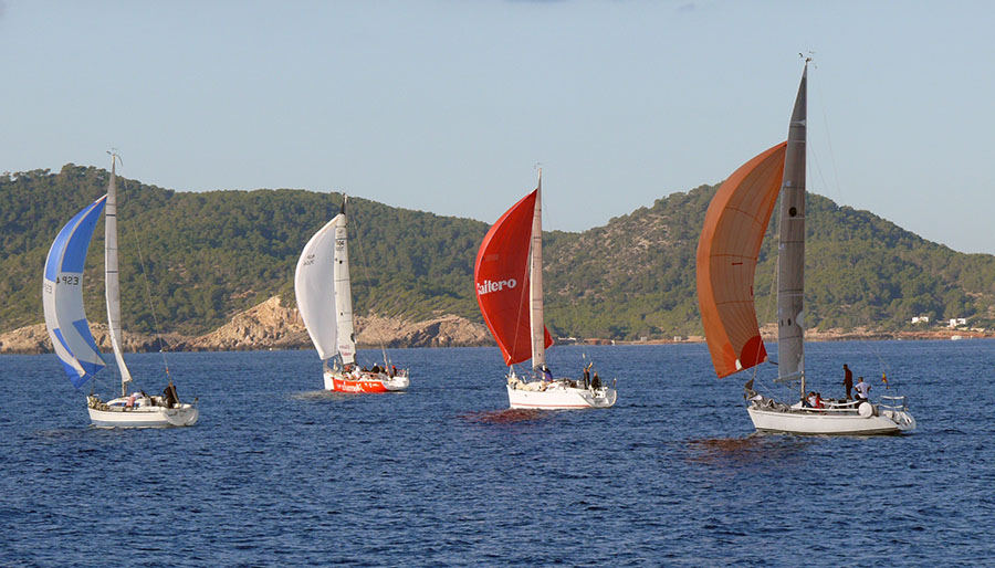 Blue Brothers gana el Trofeo Virgen del Pilar en aguas de Ibiza