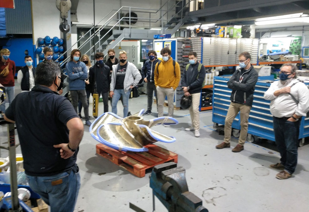 Los estudiantes de náutica de la UIB visitan Astilleros de Mallorca