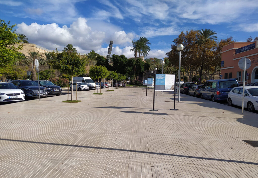 Una explanada de baldosas de más de medio millón de euros