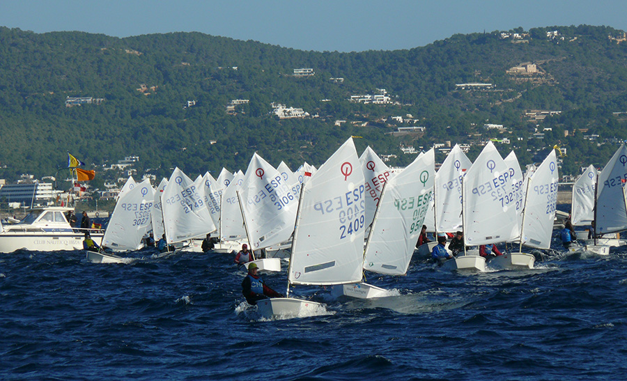 Joan López lidera el Campeonato de Ibiza de la clase Optimist