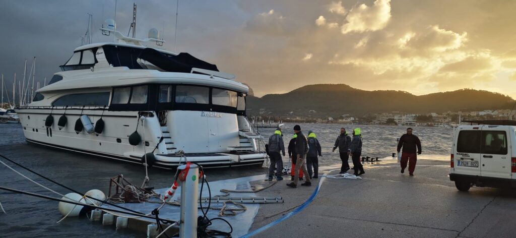 Rachas de 60 nudos provocan roturas de amarras y caídas de barcos varados en Andratx