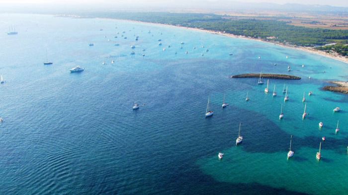 El Govern inicia el proceso para limitar el fondeo en Es Trenc