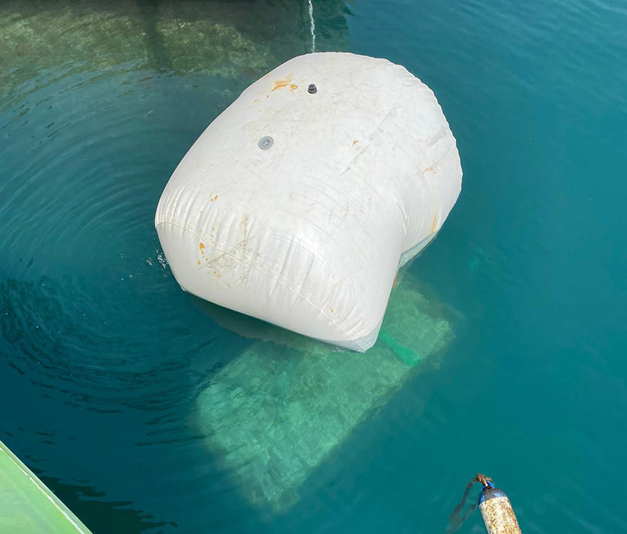 Operación de limpieza del fondo en la bahía de Portmany