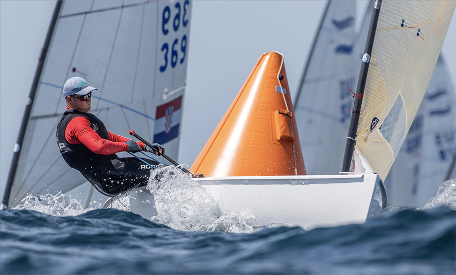 Joan Cardona apunta al podio en el Europeo de Finn