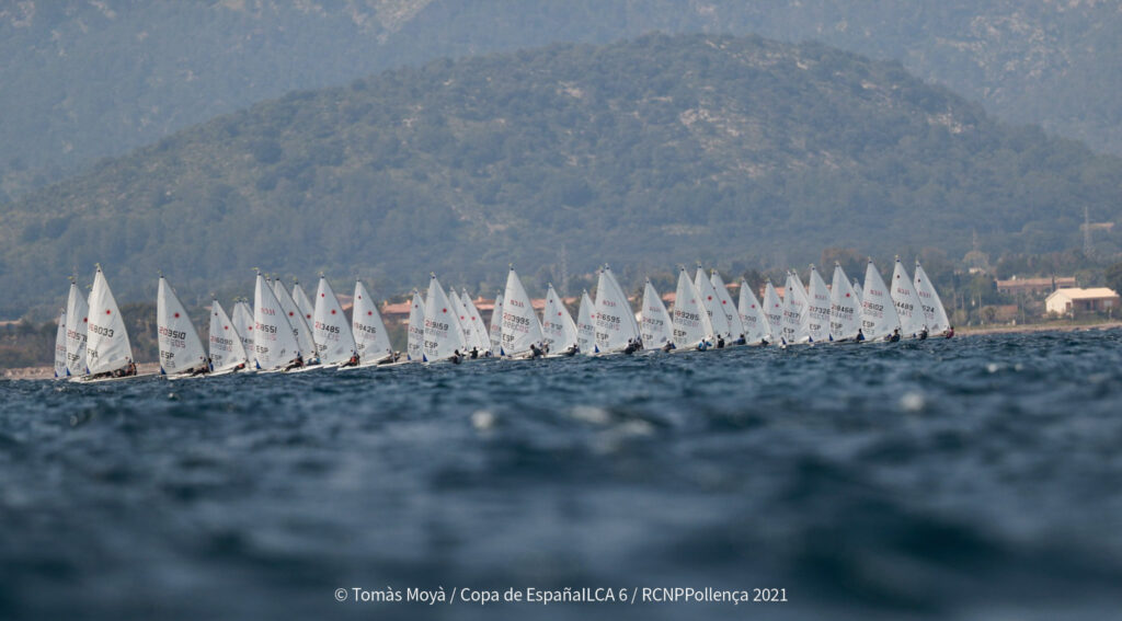 Espectáculo de los ILCA 6 en la Bahía de Pollença