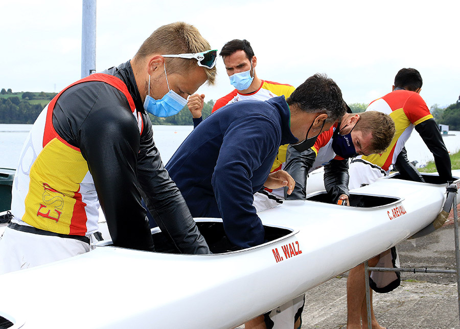 El K4 español entrena con la nueva embarcación con la vista en Tokio
