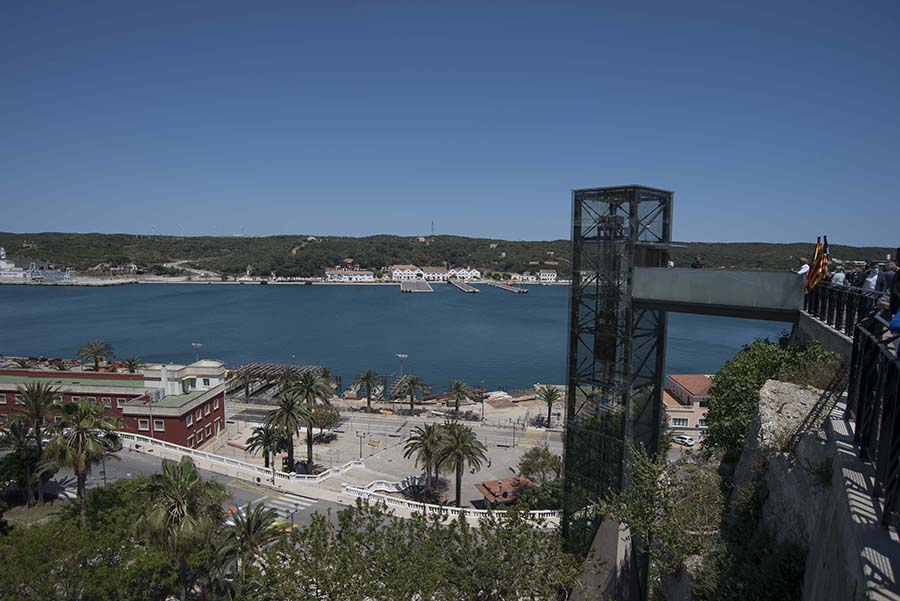 El puerto de Maó cuenta con un nuevo ascensor panorámico