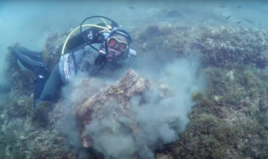 Una alfombra de plásticos y compresas junto al emisario submarino de Santa Eulàlia