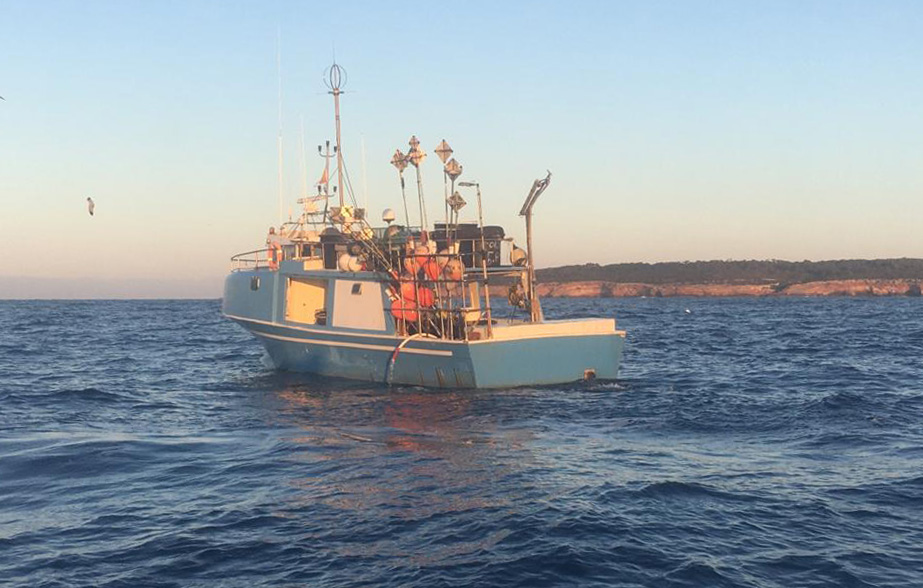Pesca denuncia un palangrero que pescaba en la Reserva de Migjorn