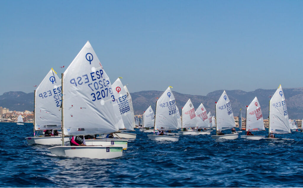 Cómo seguir una regata: instrucciones para papás con lancha