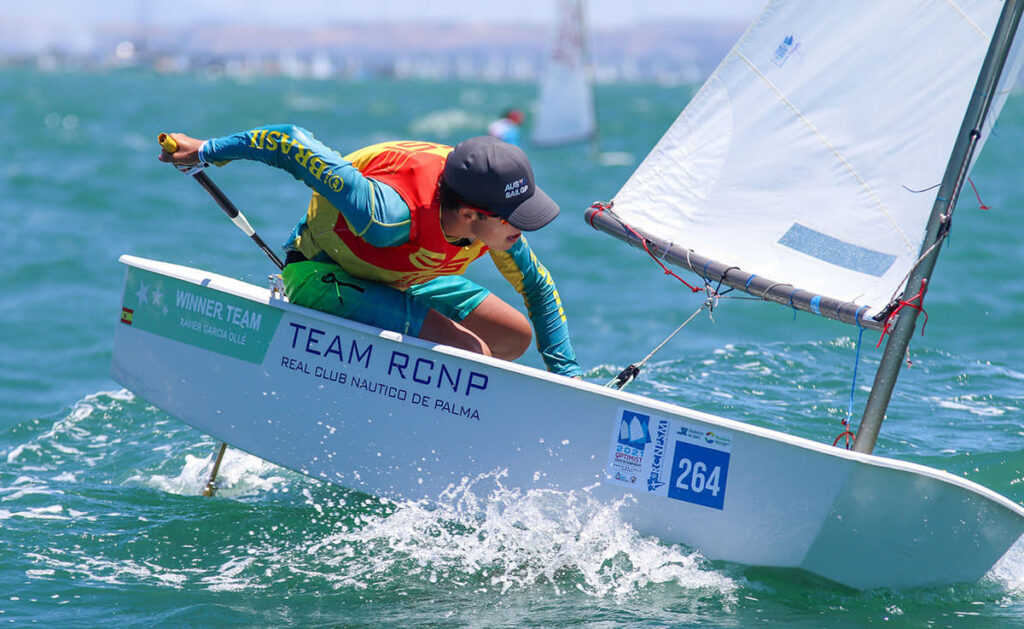 El mallorquín Xavi Garcia Ollé lidera el europeo de Optimist en Cádiz