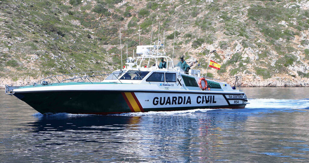 Ibiza: cinco turistas pasan la noche sobre unas rocas al hundirse su barco