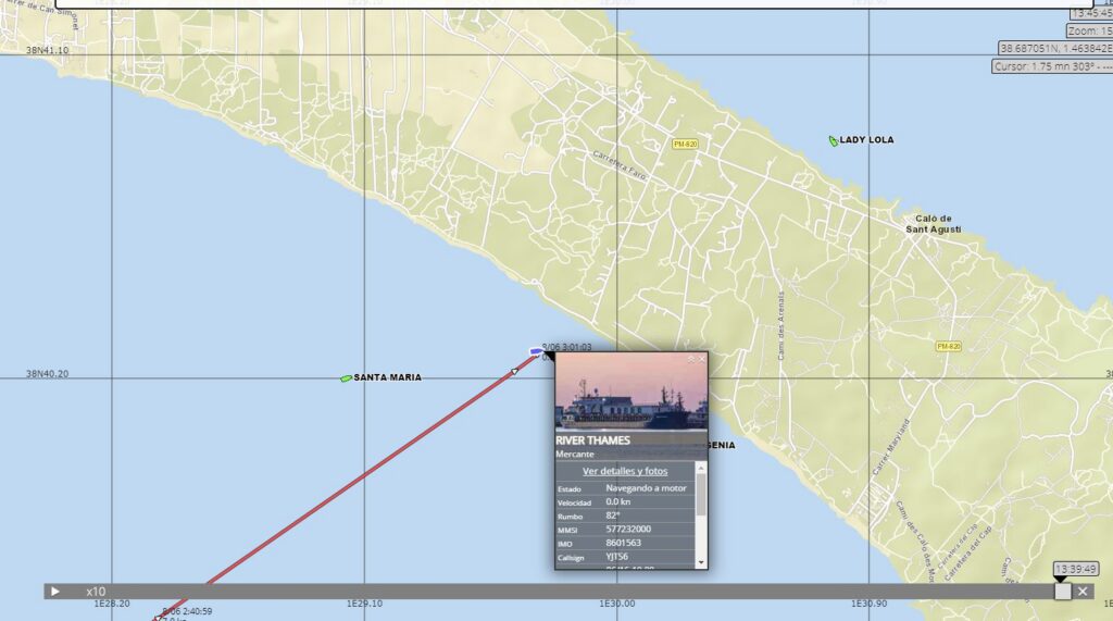 Un buque mercante encalla en una playa de Formentera