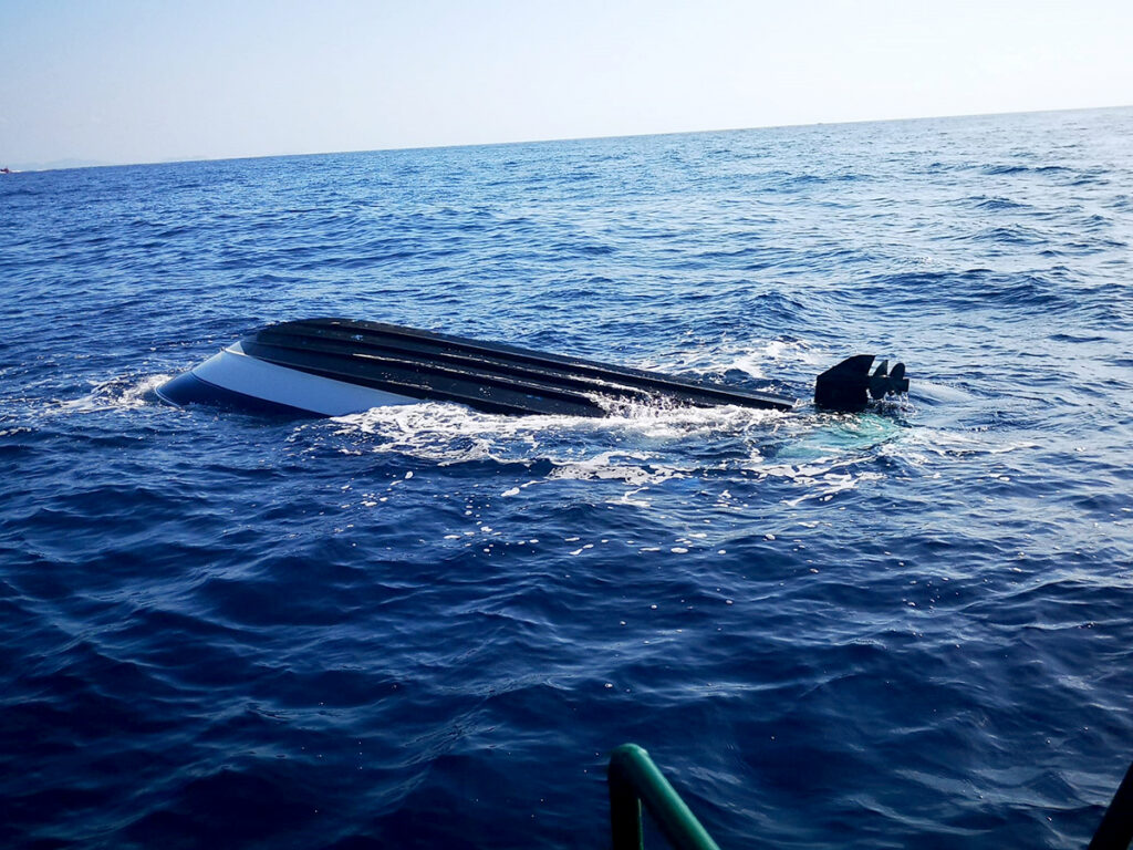 ¿Luz estroboscópica o 20 horas en el agua esperando un incierto rescate?