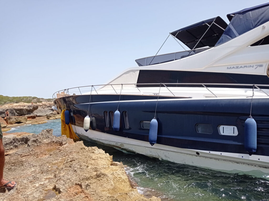 Personal del CN S’Estanyol rescata a un matrimonio de un yate accidentado