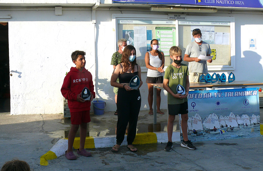 June de Miguel se lleva el Trofeo AA.VV. Talamanca en Optimist