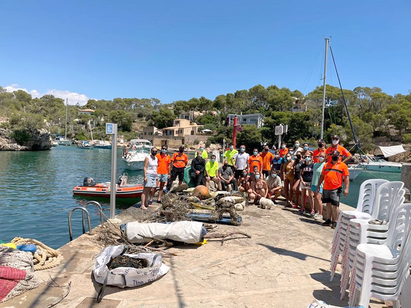 Sacan 1.500 kilos de residuos de los fondos marinos de Cala Figuera