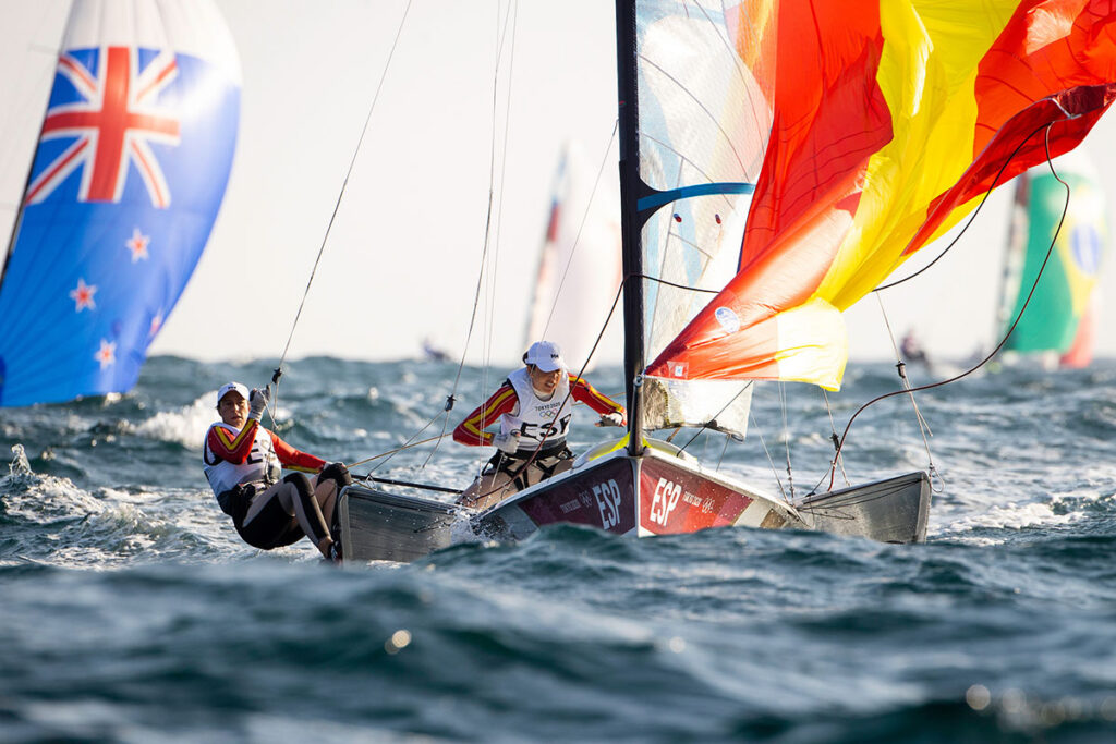 Vela Tokio: Támara y Paula remontan hasta la tercera plaza en medio del oleaje