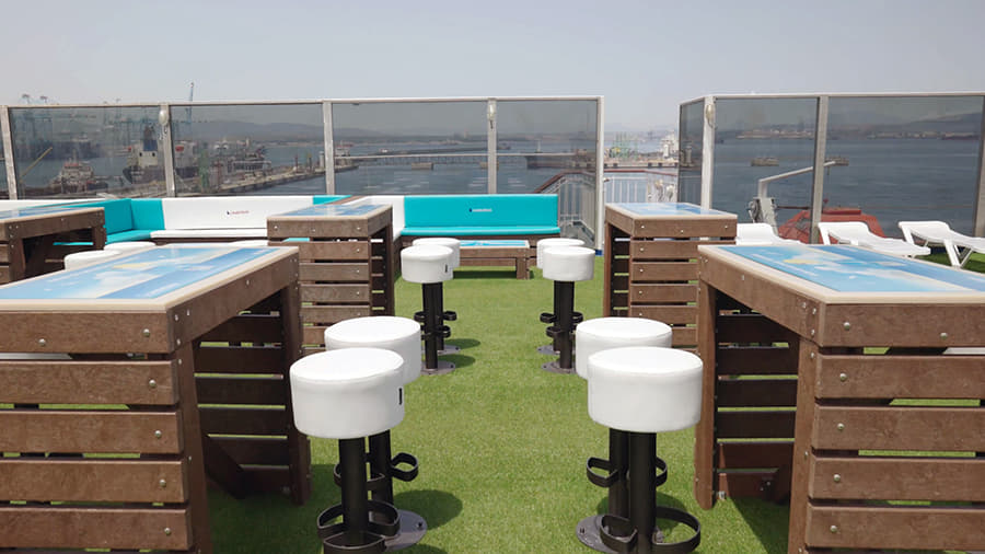 Botellas de plástico se convierten en sillas para los ferris