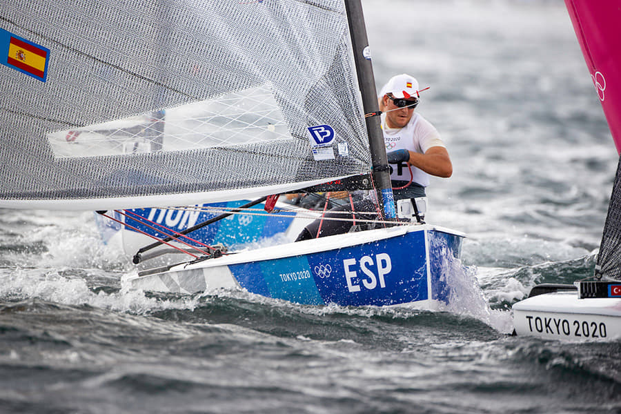 Cardona se sitúa a solo un punto del oro en la clase Finn