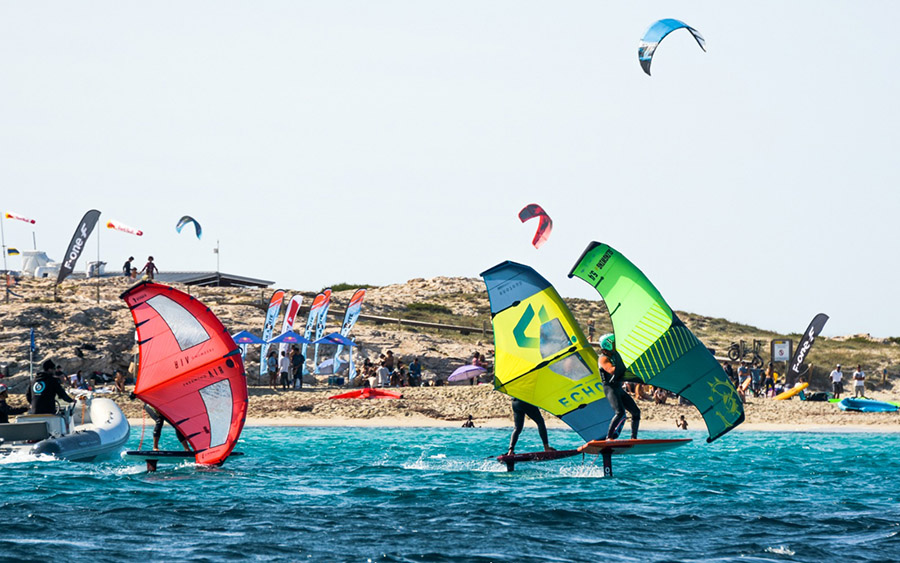 El CN Arenal estrena el primer circuito de Wing Foil