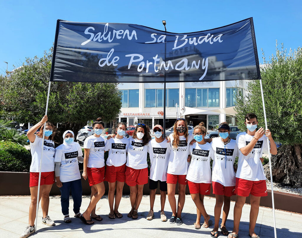 Los voluntarios de Salvem Sa Badia detectan 32 embarcaciones fondeadas sobre posidonia