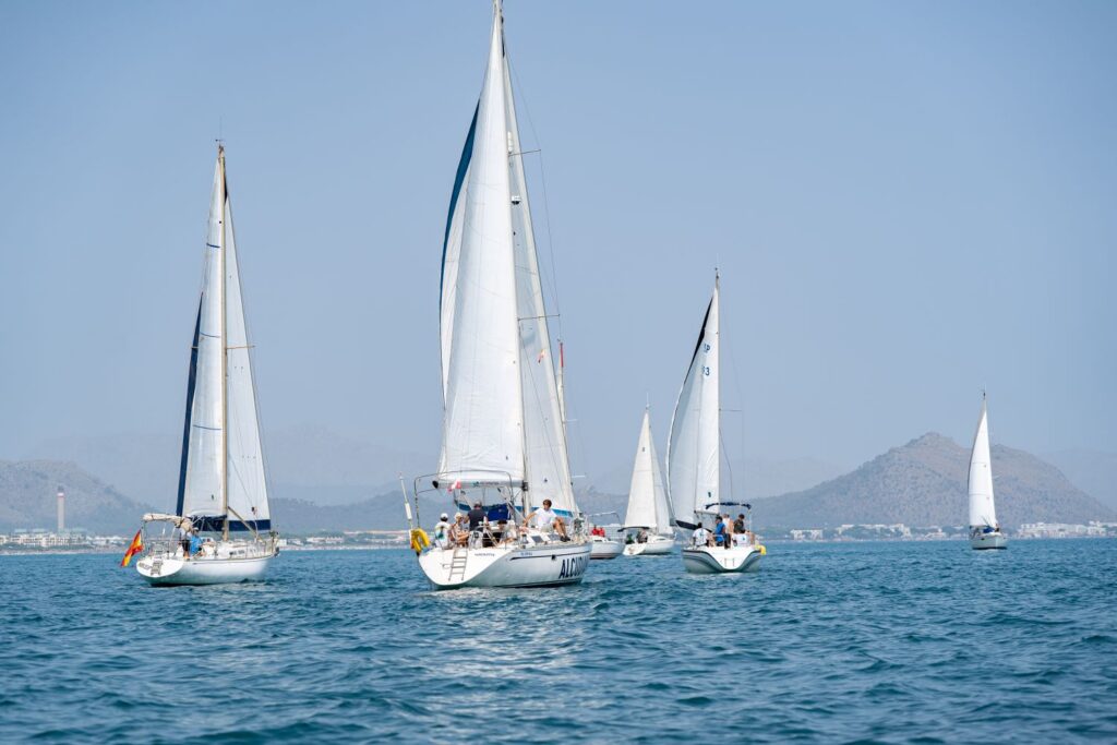 Más de cien deportistas luchan por la victoria en la Regata Mare de Déu d’Agost de Can Picafort