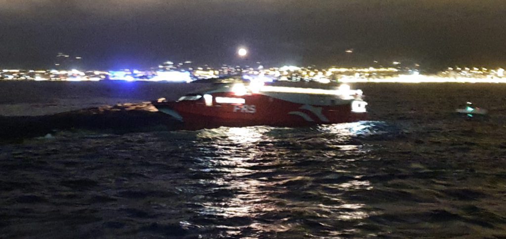 Un fast ferry embarranca frente a la bocana del puerto de Ibiza