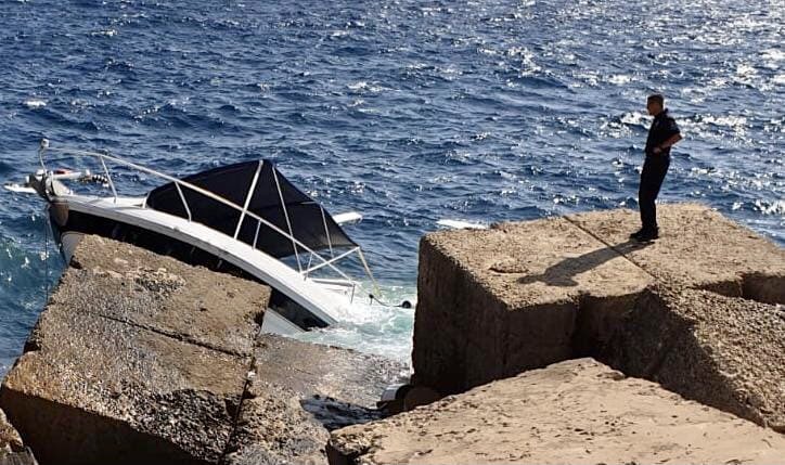 A punto de morir aplastados por las olas frente al Dique del Oeste