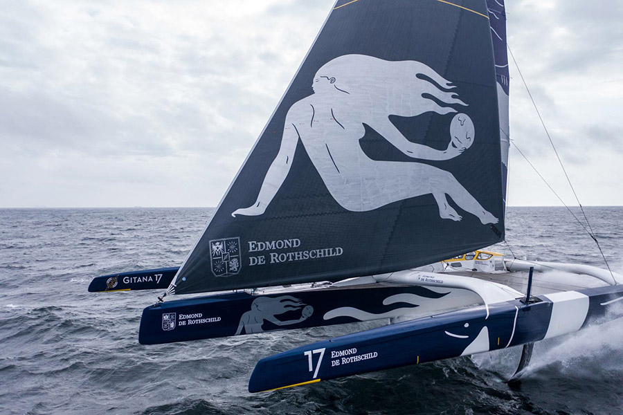 El maxi Edmond de Rothschild bate el récord de la Fastnet