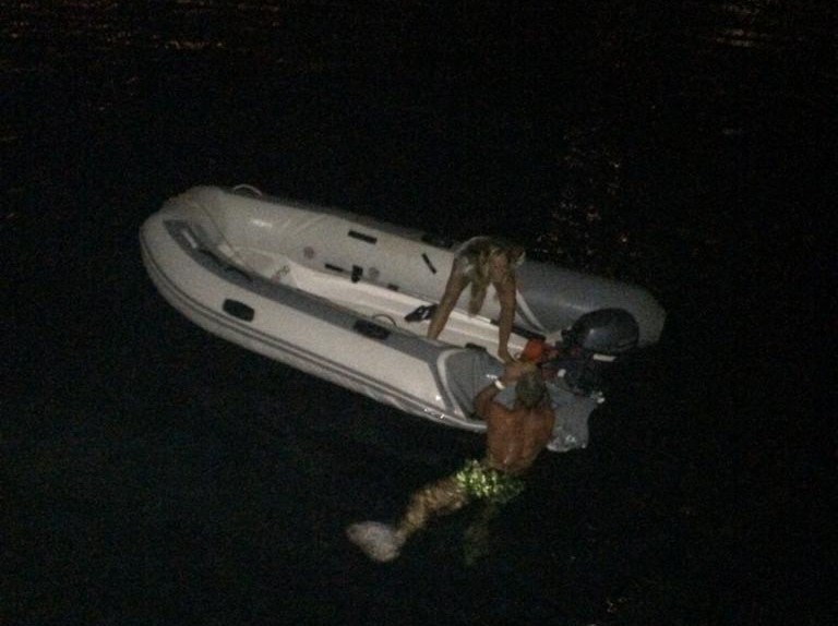 Localizan al hombre que atacó a una mujer que le pidió que bajara la música de su barco