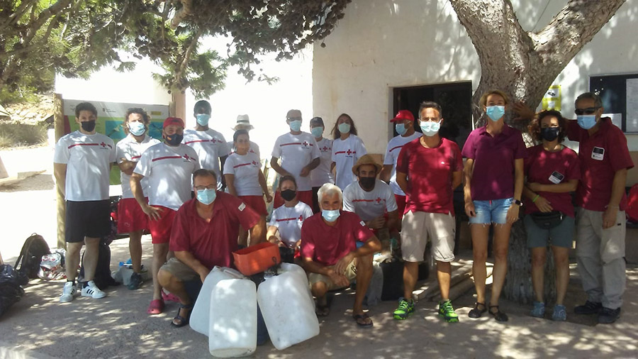 Voluntarios de Cruz Roja recogen 70 kilos de residuos en Cabrera