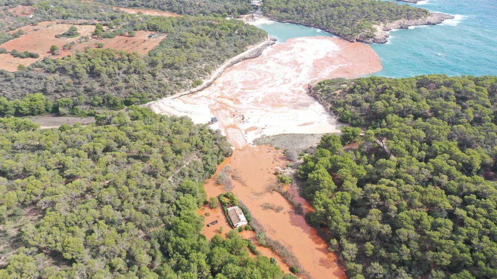 La gota fría tiñe de marrón la ensenada de Cala Mondragó