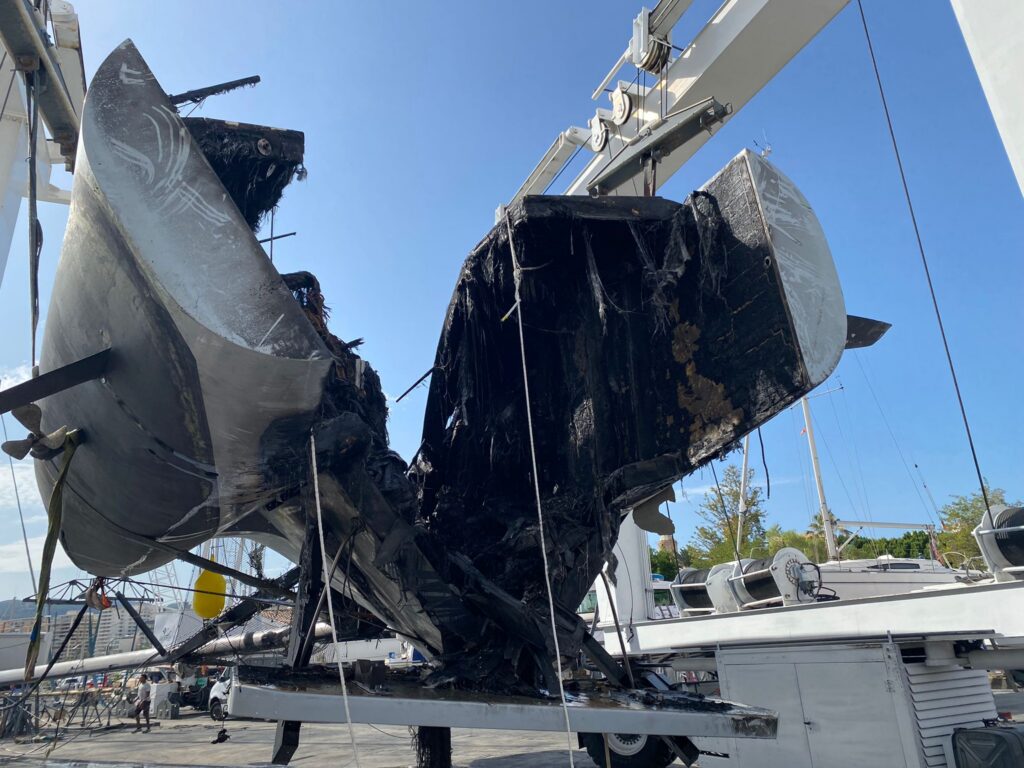 Espectacular reflotamiento del catamarán siniestrado en el puerto de Palma