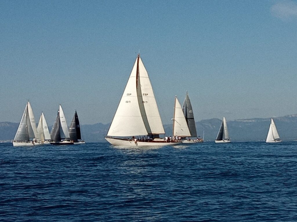 Los 19 barcos participantes en la regata de altura Rei en Jaume ponen rumbo a Santa Ponça