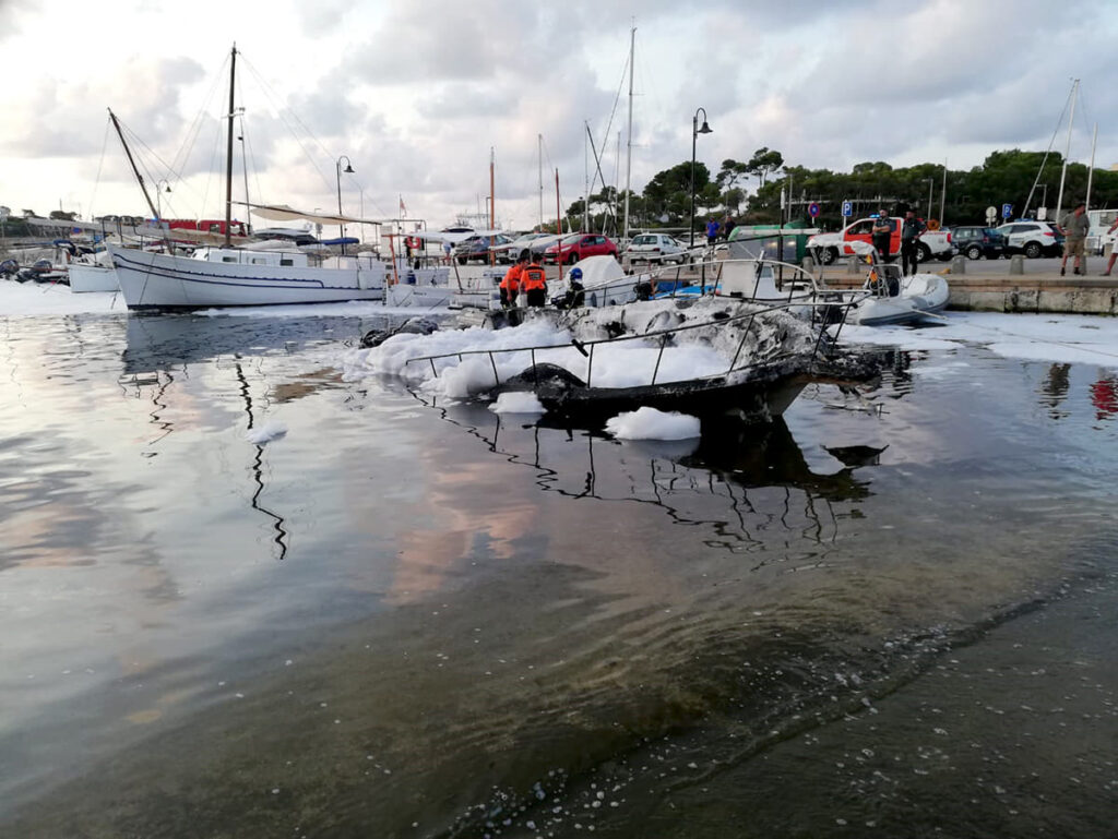 Arden dos embarcaciones en el puerto de Portopetro