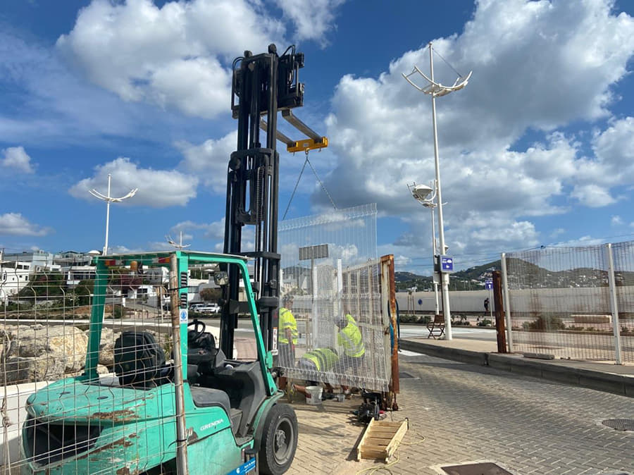 La APB instala nuevos cerramientos en el puerto de Ibiza