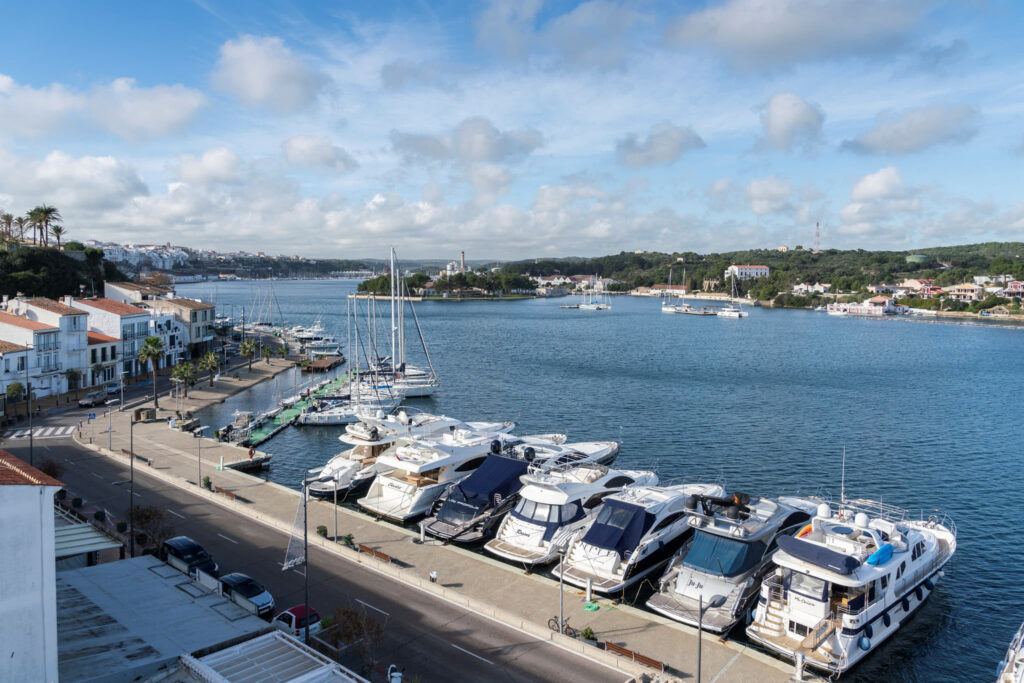 El puerto de Mahón, afectado también por el parón de la APB