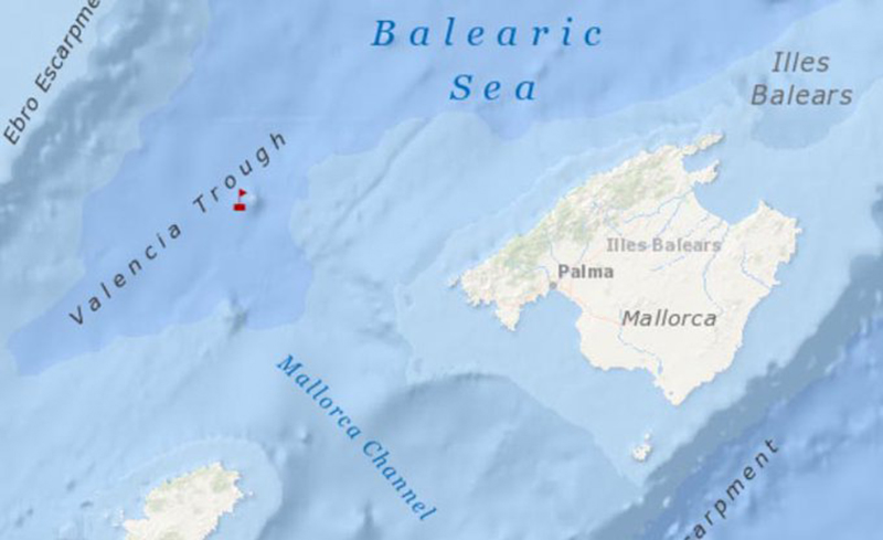 Rescate entre olas de cinco metros del tripulante de un velero desarbolado