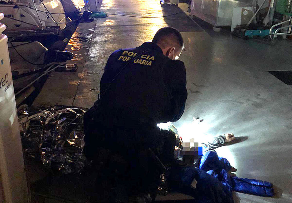 La Policía Portuaria salva la vida a un hombre a punto de ahogarse en el Puerto de Palma