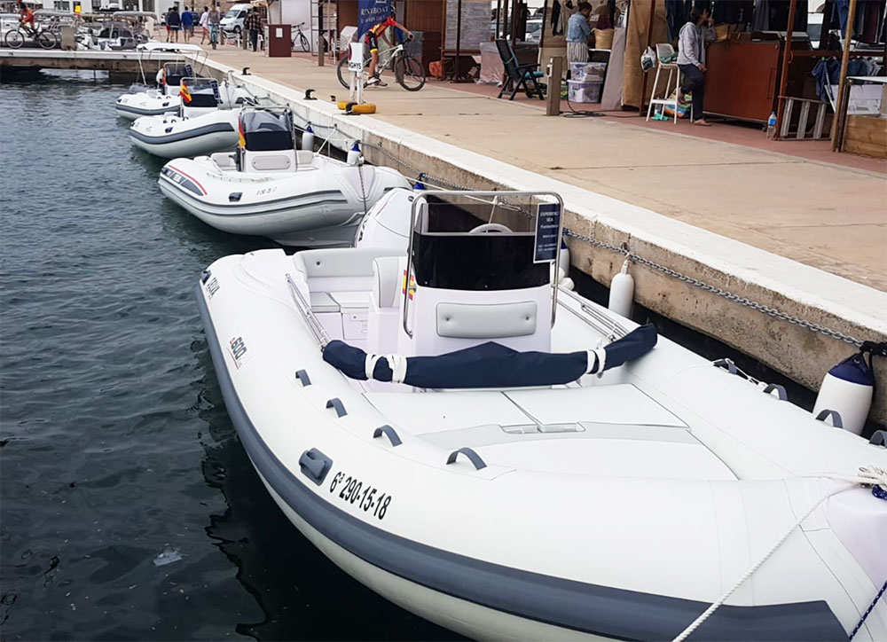 El chárter reclama su espacio en el puerto de Formentera