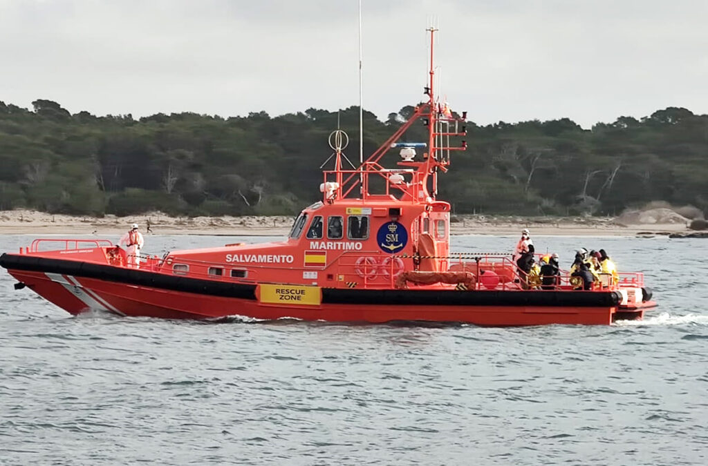 Rescatados 16 inmigrantes en una patera en aguas de Cabrera